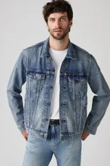 Campera de jean celeste, corte recto, con cuello clásico, cierre frontal con botones metálicos, bolsillos con solapa abotonados en el pecho y bolsillos laterales.