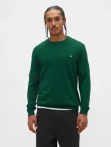 Buzo de tejido liso color verde oscuro, con cuello redondo y un pequeño logo bordado en el pecho.