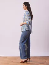 Blusa estampada de gasa marca Ruby Rd, con cuello a la base, escote en V, botones y mangas 3/4 regulables.