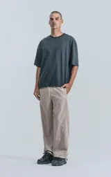 Remera de manga corta, corte crop y calce oversize, color gris oscuro (carbon) con cuello redondo.