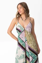 Pantalón sastrero de corte oversize con estampado paisley en tonos verde, lila, marrón y beige. Pretina ancha en la parte delantera y elástico en la parte trasera.