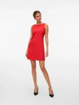 Vestido corto sin mangas con cuello redondo y calce regular. Confeccionado en tejido plano color rojo con mezcla de poliéster y elastano. Su diseño simple y elegante lo hace ideal tanto para ocasiones formales como para eventos o fiestas.