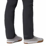 Pantalón de vestir negro, de corte recto, con bolsillos laterales y traseros. Se ajusta a la cintura con cinturón de cuero marrón.