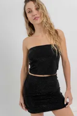 Top strapless negro con apliques de strass que aportan un efecto brillante tipo glitter.