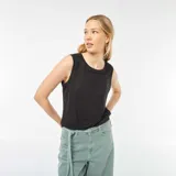 Camiseta musculosa negra de tirantes anchos.