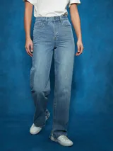 Jean de tiro alto, color negro, con corte recto y detalle de abertura con cierre en el bajo de la pierna.