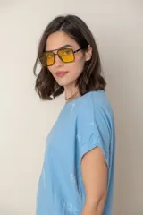 Blusa italiana color celeste con bordado de plumas al tono en el frente, confeccionada en lino y algodón.
