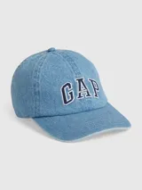 Gorro con visera de denim azul claro, con logo GAP bordado en azul marino y blanco en el frente.