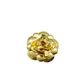 Broche dorado con forma de flor de camelia, hecho artesanalmente en Grecia, en bronce enchapado en oro.