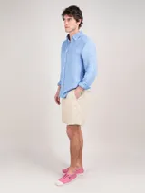 Camisa blanca de lino con corte regular fit, cuello italiano, cierre con botones, manga larga y logo bordado en el pecho.