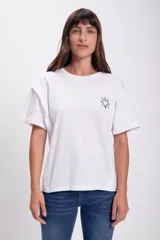 Remera blanca de algodón con cuello redondo y mangas cortas. Presenta un pequeño estampado de un corazón con rayos en el lado izquierdo del pecho.