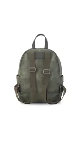 Mochila color rosa de símil cuero con bolsillos frontales con cierre. Tiene asa de mano rígida y correas regulables.