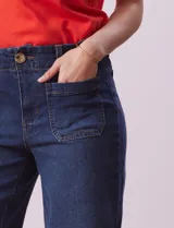 Jean wide leg de tiro alto, color azul, con pretina con pasadores, botón y cierre. Presenta bolsillos delanteros y traseros.