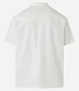 Camisa blanca de manga corta con cuello inglés y cierre abotonado.