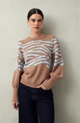 Sweater de punto color crudo con estampado animal print en tonos marrones, de mangas abullonadas y puños elastizados.