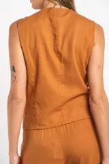 Chaleco negro con escote en V y cierre frontal con botones.