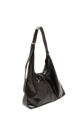 Cartera hobo negra de charol con correa ajustable con hebilla dorada.