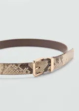 Cinturón negro con estampado de piel de serpiente y hebilla dorada.