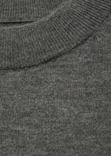 Sweater azul marino de tejido de punto con cuello redondo y mangas largas.