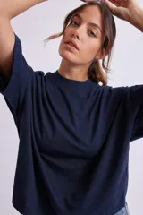 Remera de manga tres cuartos, color azul marino, con cuello alto tipo mock neck y corte holgado.