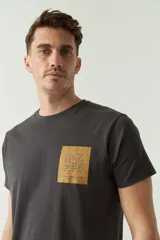 Remera blanca de algodón con cuello redondo, mangas cortas y estampado en el pecho con la leyenda 'BROOKS FIELD' en azul. Corte regular.