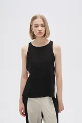 Musculosa negra con laterales en color crudo, de corte ajustado y cuello redondo.