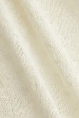 Musculosa color crema de punto texturizado con escote redondo y abertura de cerradura con botón en la nuca. Sin mangas.