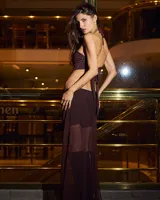 Vestido largo marrón con escote halter, corte en la cintura y falda con abertura lateral.