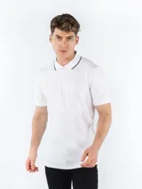 Chomba blanca de manga corta Calvin Klein de la línea Move, confeccionada en mezcla de algodón, poliéster y elastano. Presenta corte regular, cuello con cremallera, ribete en contraste y monograma de Calvin Klein.