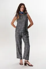 Musculosa celeste de lino con cuello redondo y corte recto.