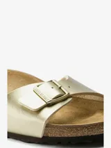 Sandalias Birkenstock modelo Madrid BF, color dorado metálico, con tira única ajustable con hebilla metálica y plantilla anatómica de corcho y látex. Suela de goma EVA.
