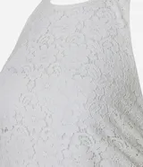 Blusa blanca de encaje con escote halter y espalda descubierta.