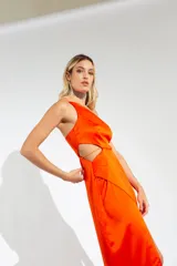 Vestido largo de fiesta color naranja, de un solo hombro, con abertura en la falda y corte en la cintura.