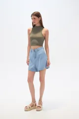 Short negro con textura arrugada, cintura elástica con cordón ajustable y corte holgado.