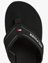 Ojotas negras Tommy Hilfiger con logo en la tira y suela de goma.