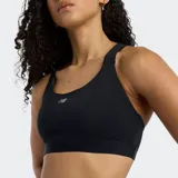 Top deportivo negro de New Balance con soporte medio, almohadillas removibles y tecnología NB DRY de secado rápido.