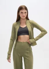 Campera verde oliva de calce al cuerpo y manga larga, con cierre frontal y cuello mao.