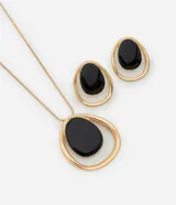 Conjunto de collar con cadena dorada y caravanas con colgantes geométricos negros y dorados.