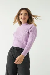 Sweater color camel de punto con diseño de ochos en el frente y mangas, cuello semi alto y corte al cuerpo.