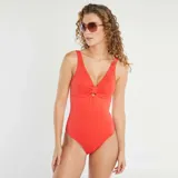 Bañador enterizo rojo con escote en V y detalle de nudo en el centro.