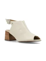 Sandalia peep toe color blanco hueso, confeccionada en cuero, con taco de madera y hebilla metálica.