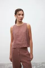 Musculosa color chocolate de lino, corte recto y cuello redondo.