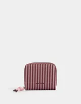 Billetera pequeña de cuerina color rosa con rayas verticales marrones. Tiene cierre de cremallera y tirador de cordón con detalle de cuentas.
