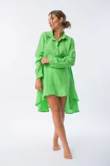 Camisa verde de lino con botones de nácar.