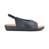 Sandalia Usaflex de cuero negro con paneles textiles, taco corrido y tira trasera.