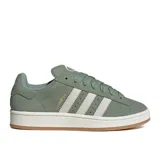 Championes Adidas Campus 00S, color verde salvia, con capellada de gamuza, tres franjas dentadas en blanco y suela de goma color goma natural.