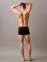 Bóxer negro Calvin Klein de talle bajo, confeccionado en microfibra suave que absorbe la humedad. Cintura elástica con logo multicolor.