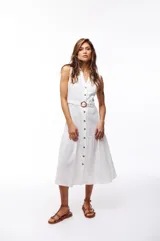 Vestido midi blanco de algodón con escote en V, abotonado al frente y cuello camisero. Cuenta con cinturón regulable con hebilla tipo carey.