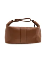 Neceser marrón con textura de piel de cocodrilo, cierre superior con cremallera y correa de mano lateral.