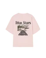 Remera celeste con estampa de paisaje costero y texto "Ittai Stars" y nombres de ciudades.